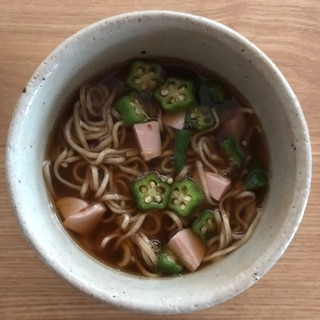 オクラと魚肉ソーセージの温蕎麦